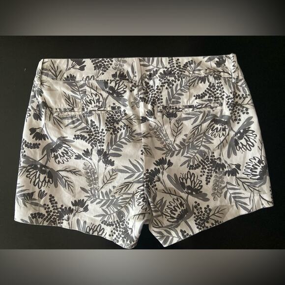 OLD NAVY Grey Floral Pixie Chino Shorts sz 2 - Picture 5 of 7